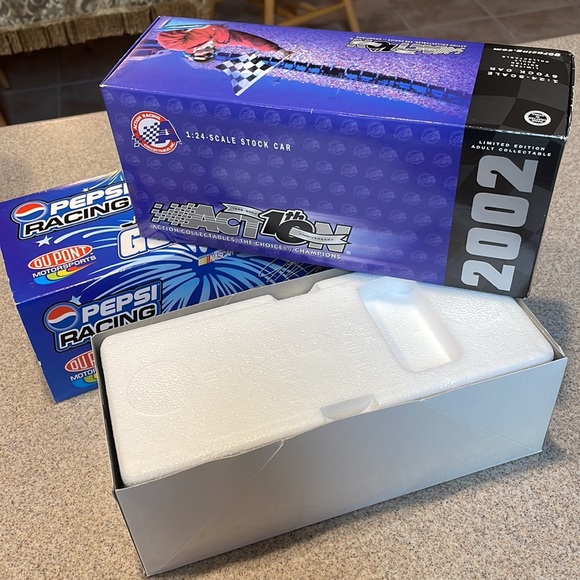 Jeff Gordon # 24 Du Pont /Pepsi/Daytona 2002 Monte Carlo 1:24.Scale Stock Car - Picture 8 of 16